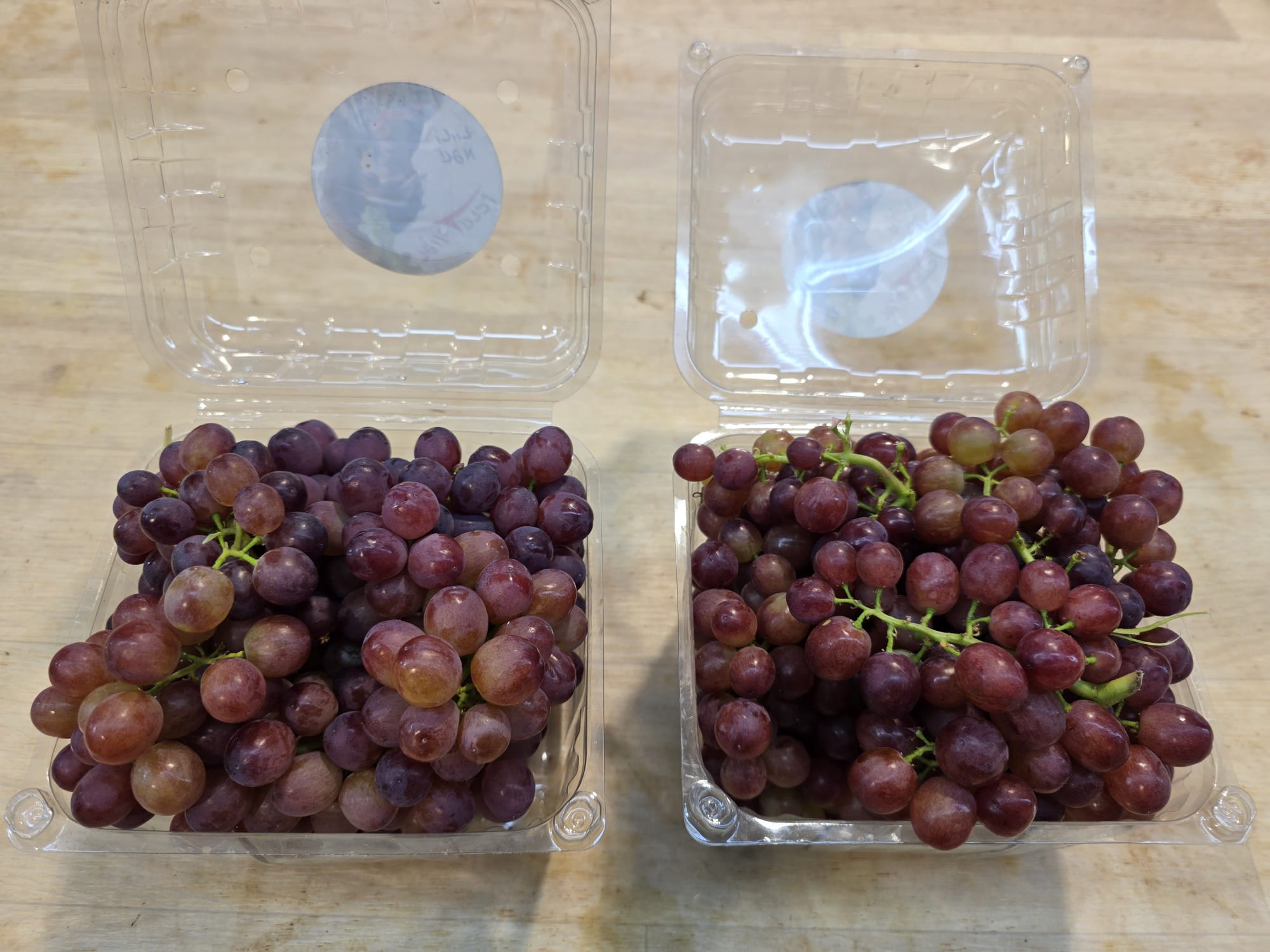 2 סלסלאות ענבים אדומים פליים